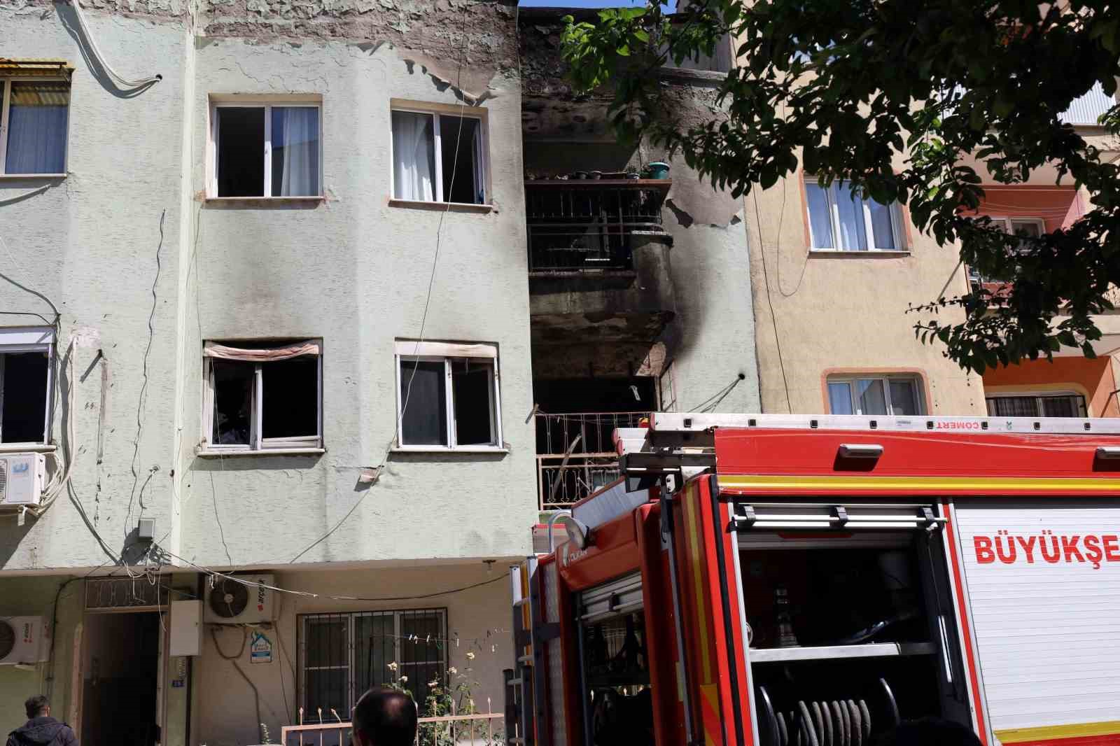 Turgutlu’da ev yangını: 1’i ağır 5 yaralı
