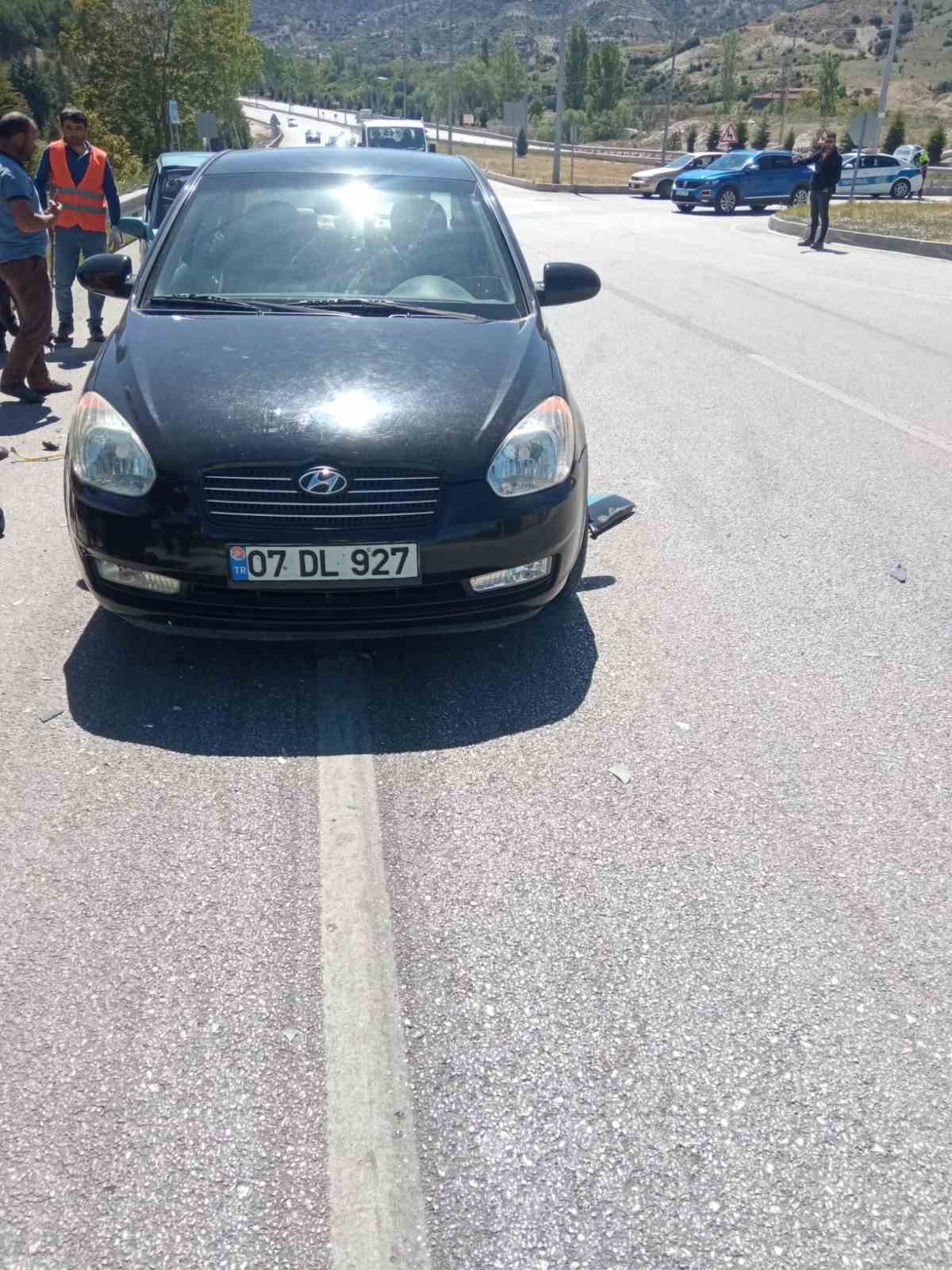 Burdur&rsquo;da kavşakta iki otomobil &ccedil;arpıştı: 1 yaralı
