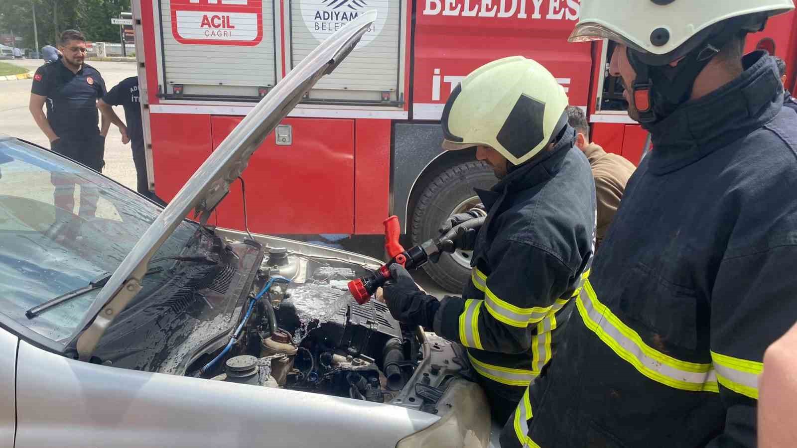 Seyir halindeki otomobil alev aldı
