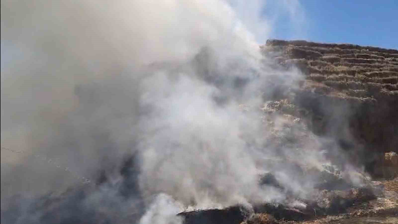 Yangına erken m&uuml;dahale edildi, &ccedil;ift&ccedil;inin emeği k&uuml;l olmaktan kurtarıldı
