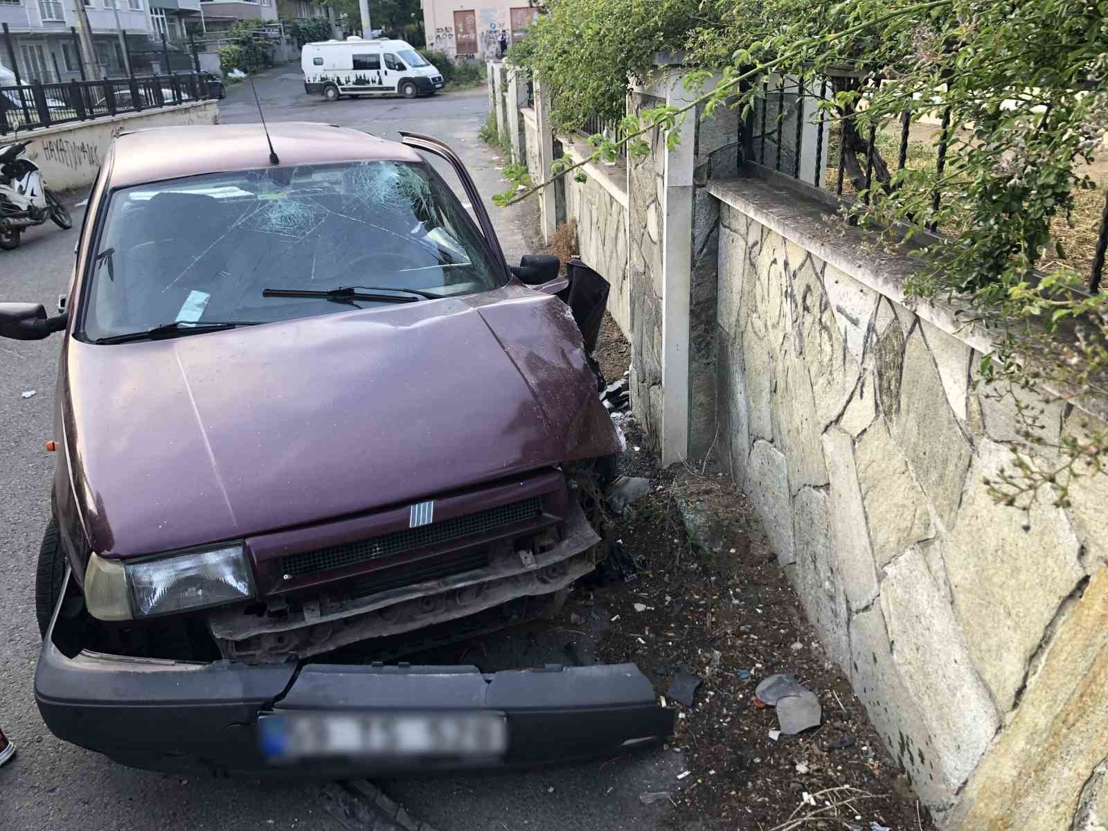 17 yaşındaki ehliyetsiz sürücü izinsiz aldığı arabayla kaza yaptı