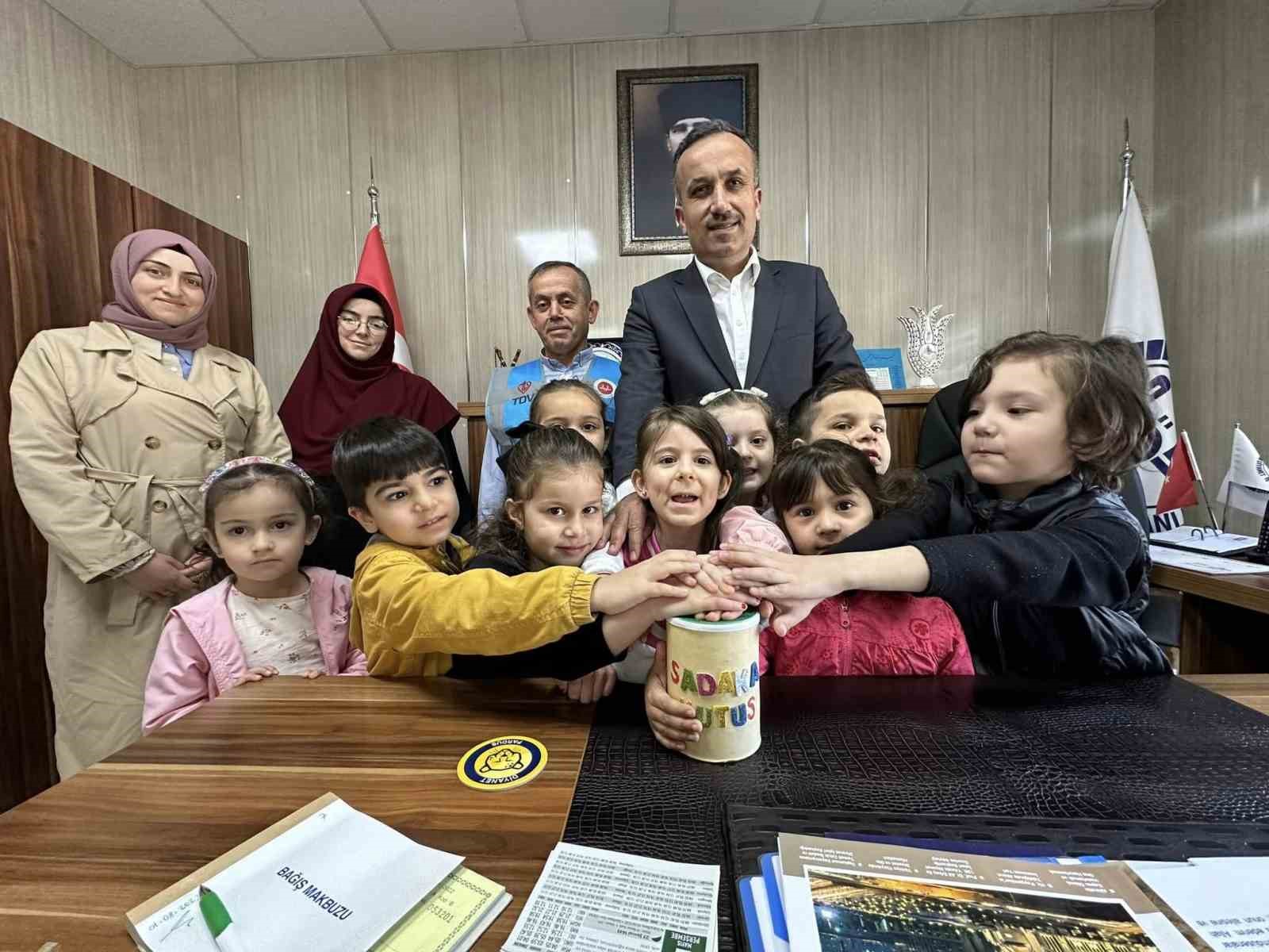 Minik öğrenciler kumbaralarını Türkiye Diyanet Vakfı’na bağışladı
