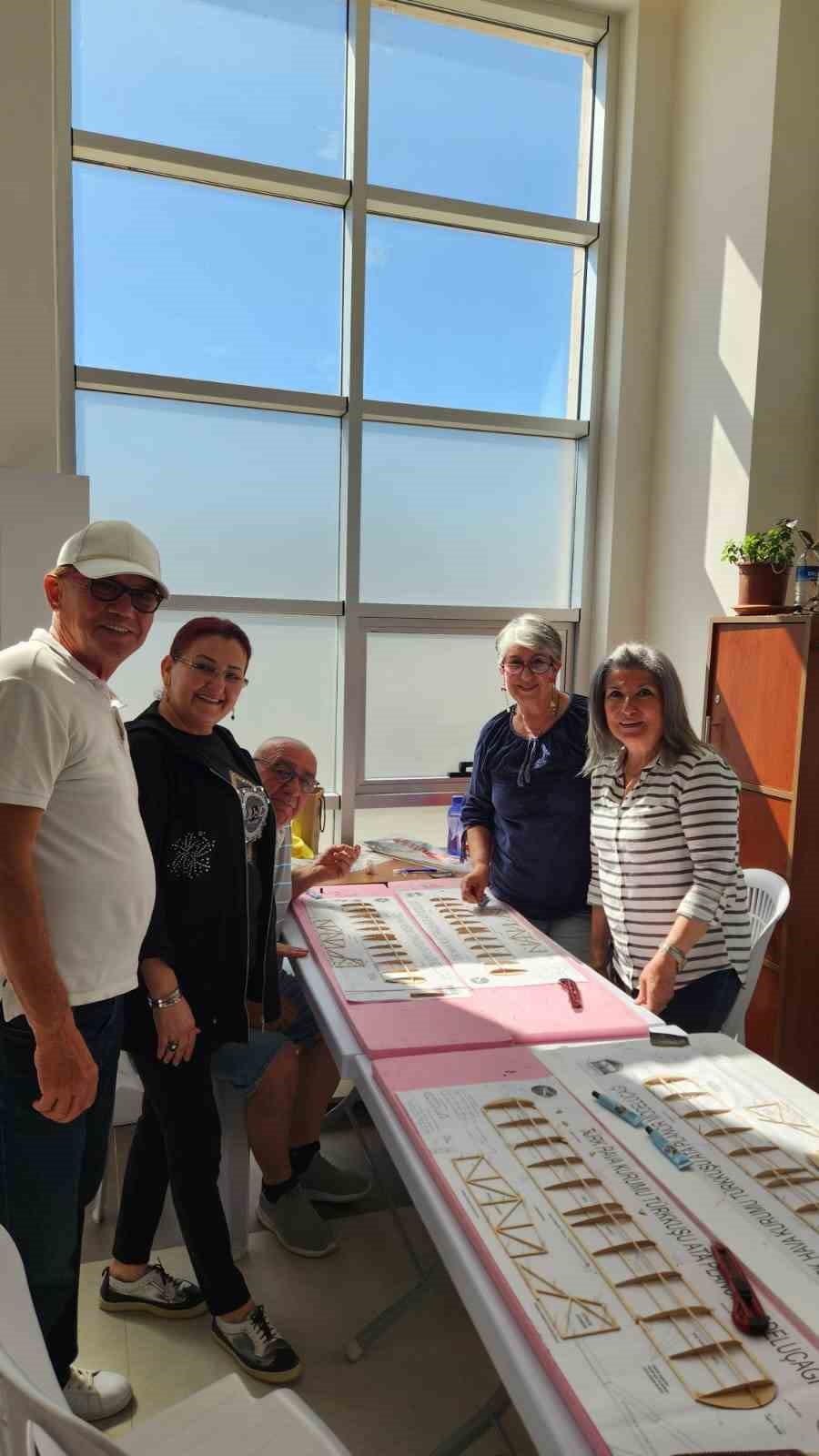 Alanya&rsquo;da 60 yaş &uuml;st&uuml; vatandaşlar model u&ccedil;ak yapımını &ouml;ğreniyor
