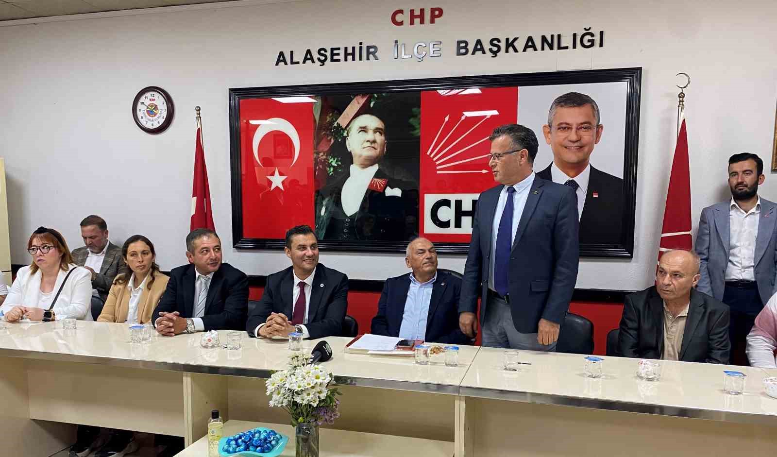 Alaşehir İYİ Parti İlçe Başkanı ve yönetiminden 8 kişi görevlerinden ve partiden istifa etti
