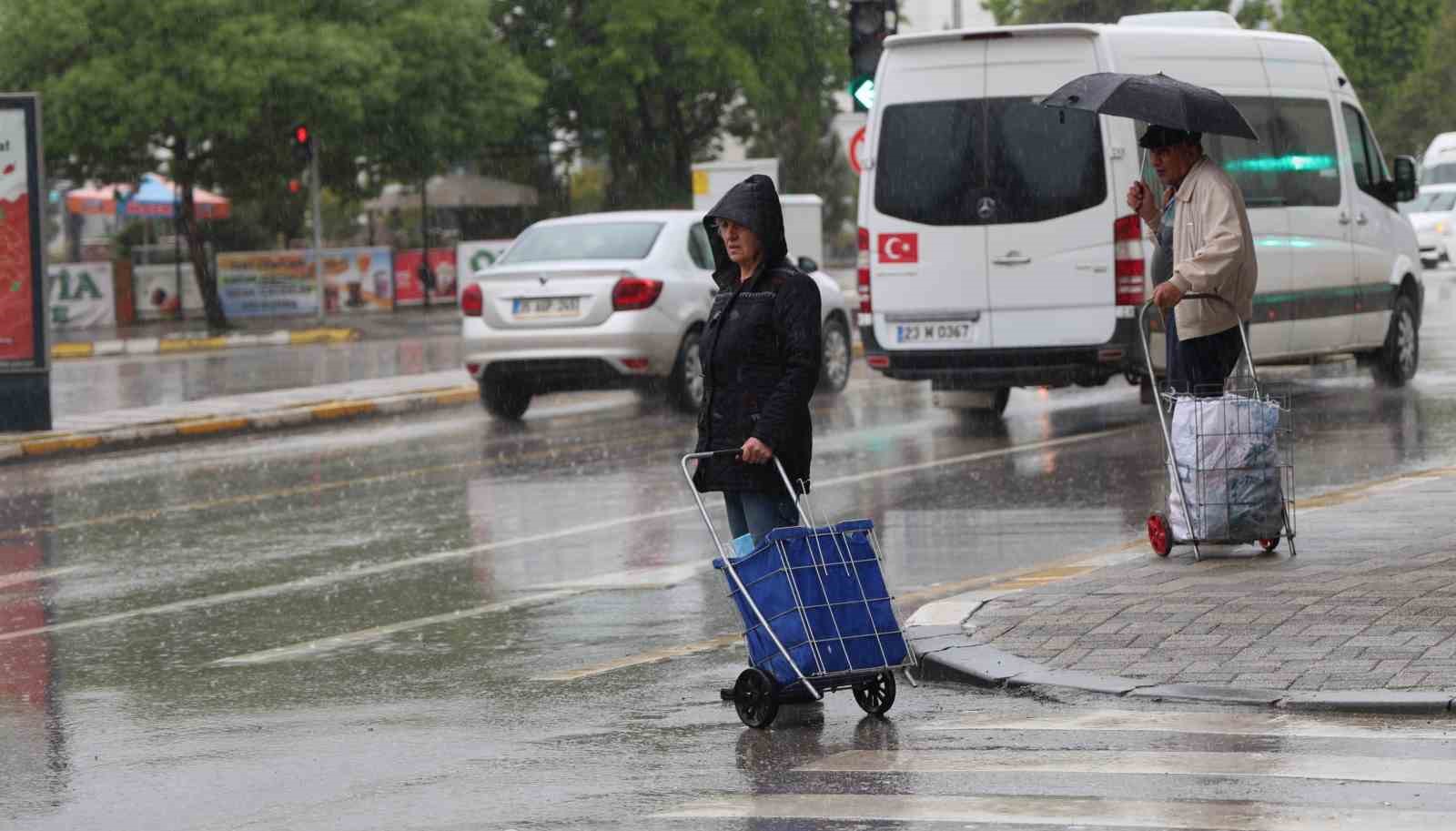 Elazığ’da sağanak yağış etkili oldu
