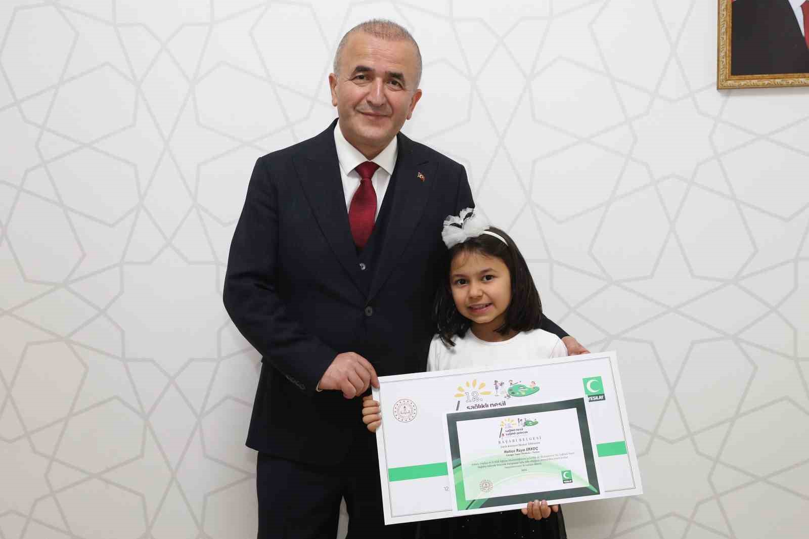 Tokat’ta minik Hatice’nin büyük iyiliği: Gazze’deki çocuklar için ödülünü bağışladı
