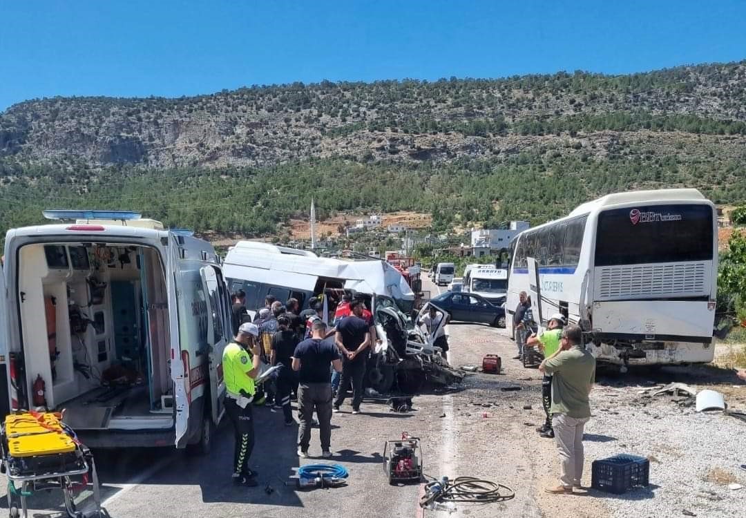 Mersin’in Gülnar ilçesinde servis minibüsünün yol kenarında park halindeki otobüse çarpması sonucu 1 kişi öldü, 2 kişi yaralandı.