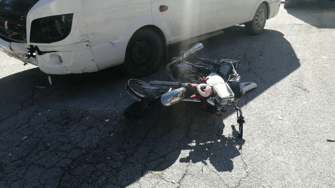 16 yaşındaki ehliyetsiz çocuğun kullandığı motosiklet öğrenci servisi ile çarpıştı: 2 yaralı
