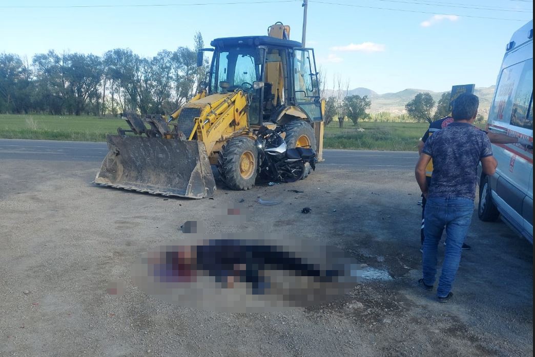 Kep&ccedil;eyle &ccedil;arpışan motosikletin s&uuml;r&uuml;c&uuml;s&uuml; hayatını kaybetti
