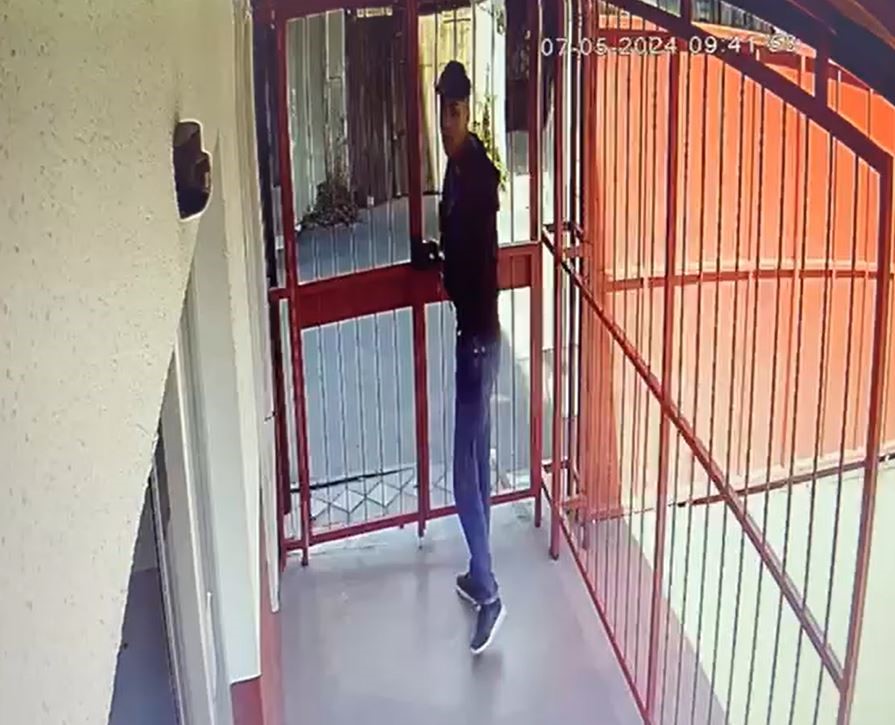 Okul m&uuml;d&uuml;r&uuml;n&uuml; vuran &ouml;ğrencinin liseye silahla geliş ve gidiş anı kamerada 