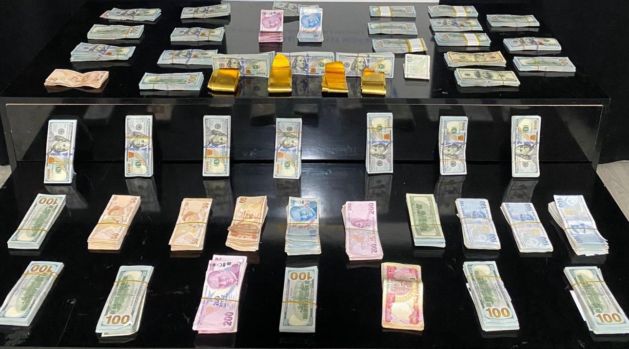 Hakkari’de 358 bin 430 dolar ile 4 kilo kaçak altın ele geçirildi