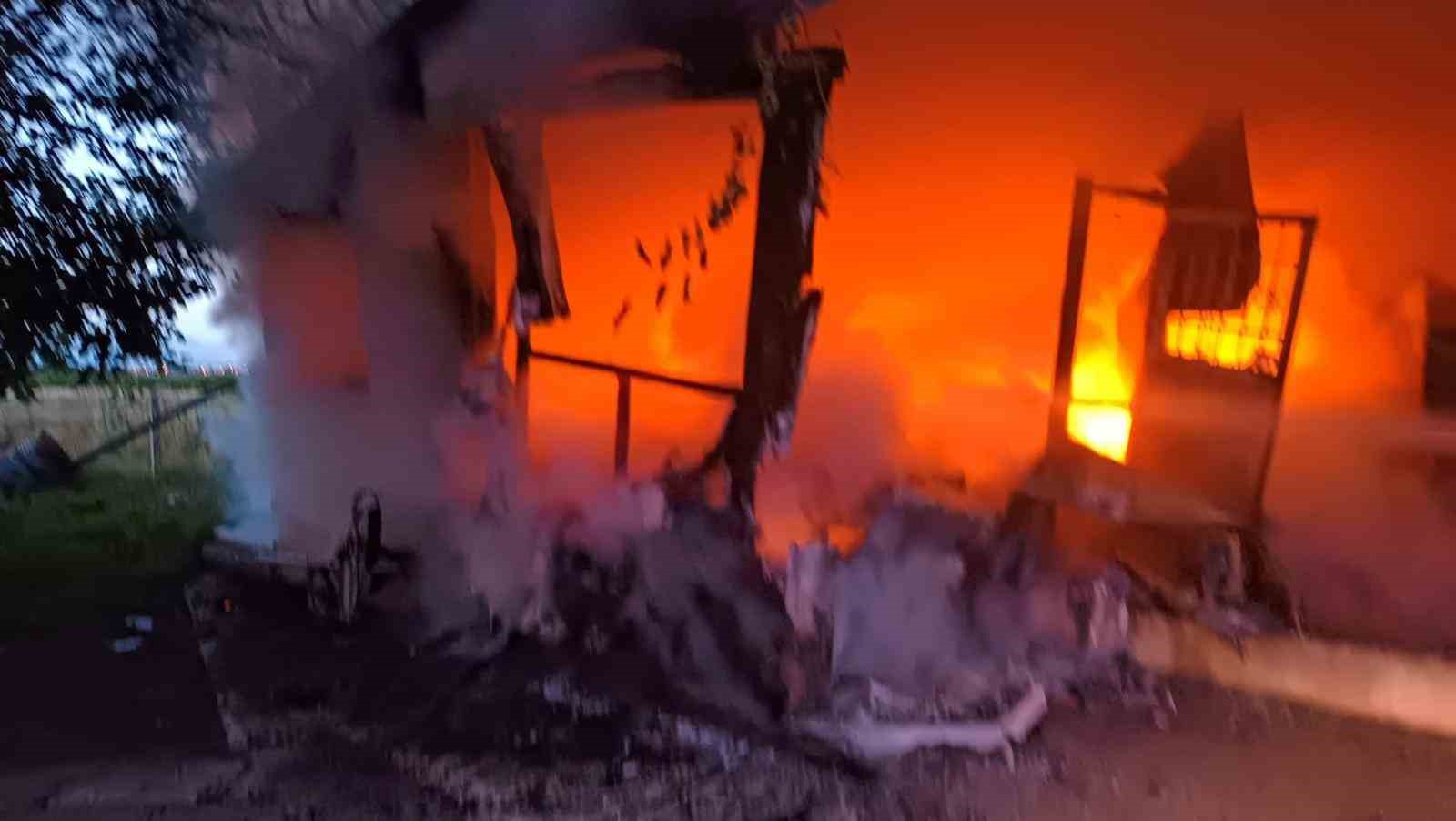 Erzin’de çıkan baraka yangını söndürüldü