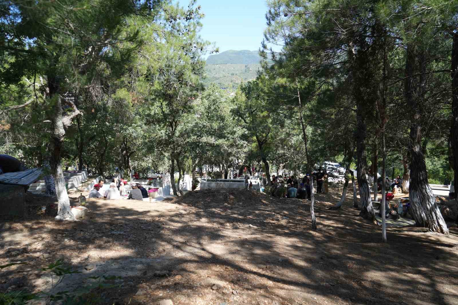 Asırlardır Hıdırellez&rsquo;ı mezarlıkta kutluyorlar
