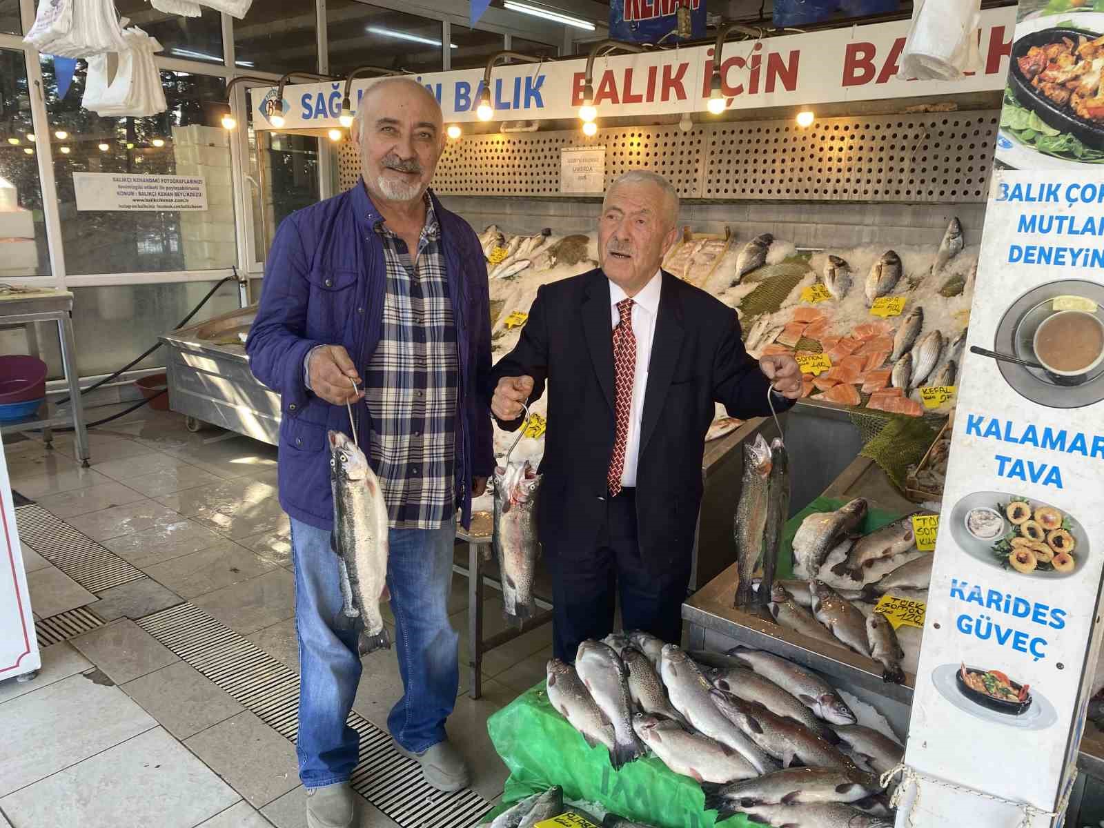 Beylikdüzü’nde Karadeniz somonu yüzleri güldürdü: 300 liradan 120 liraya düştü