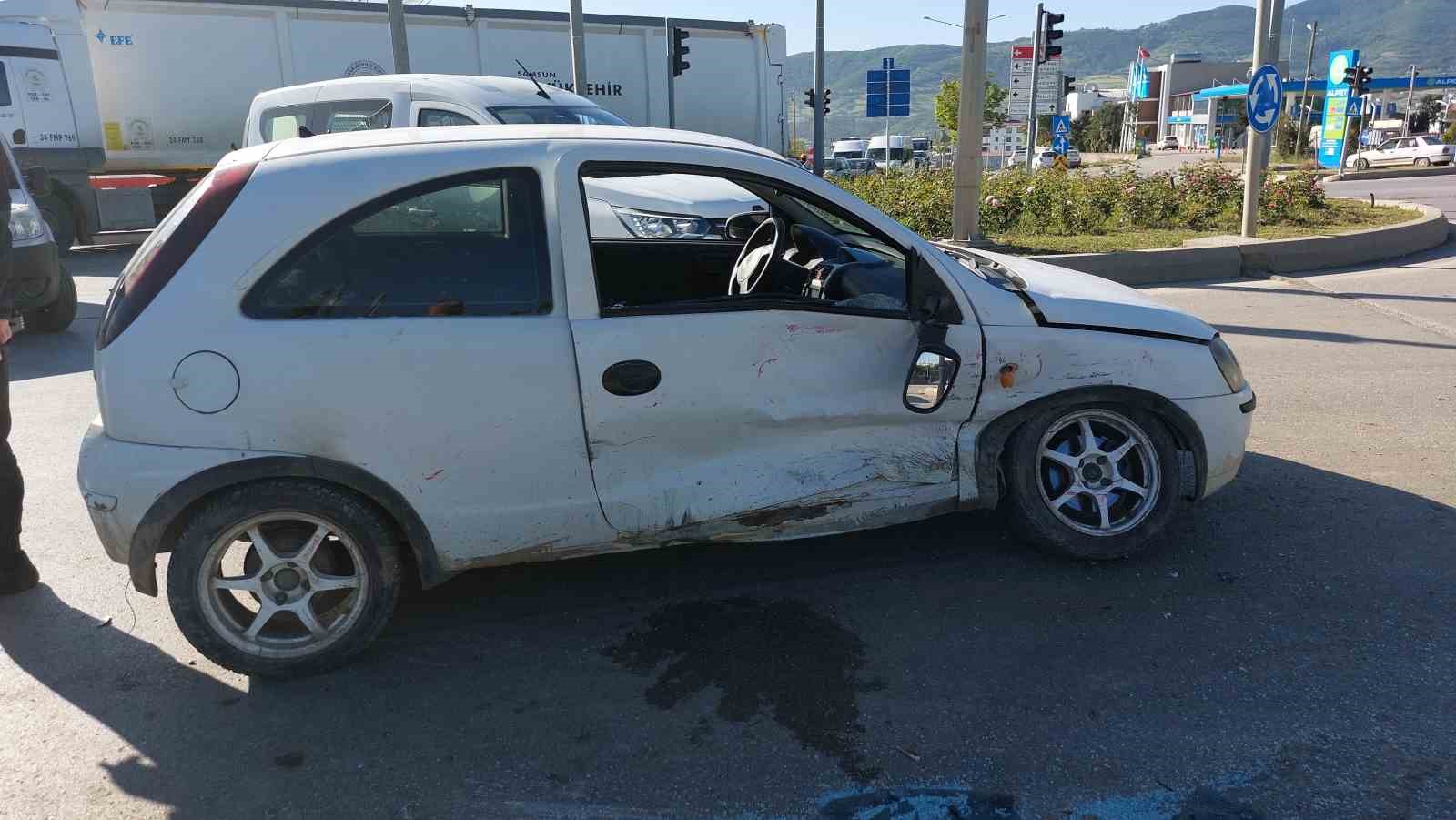 Samsun’da kavşakta iki araç çarpıştı: 2 yaralı
