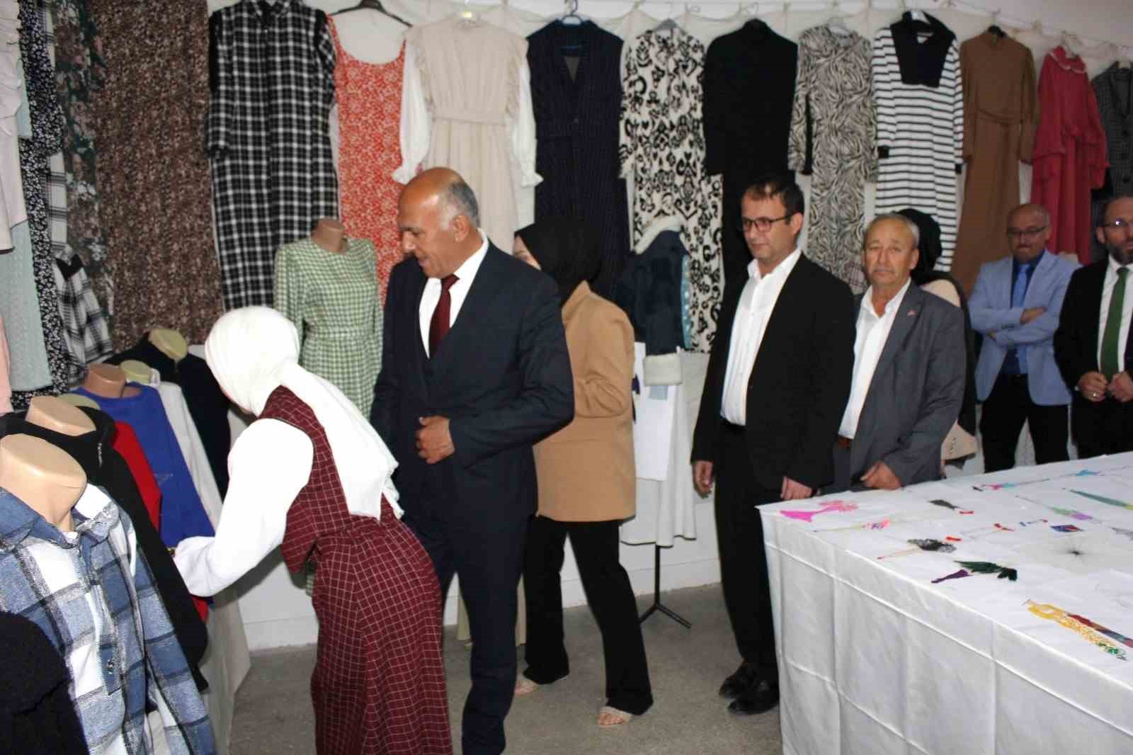 Hisarcık Hamamköy’de açılan giyim kurslarının yılsonu karma sergisi