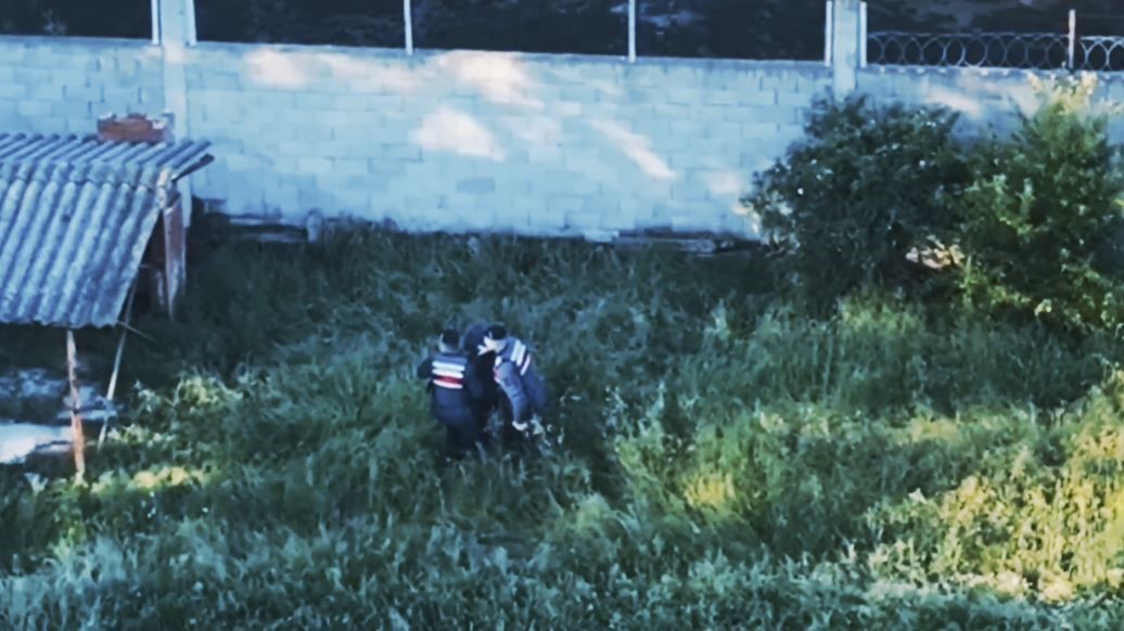Otluk alanda saklanan zanlı dron kamerasına yakalandı
