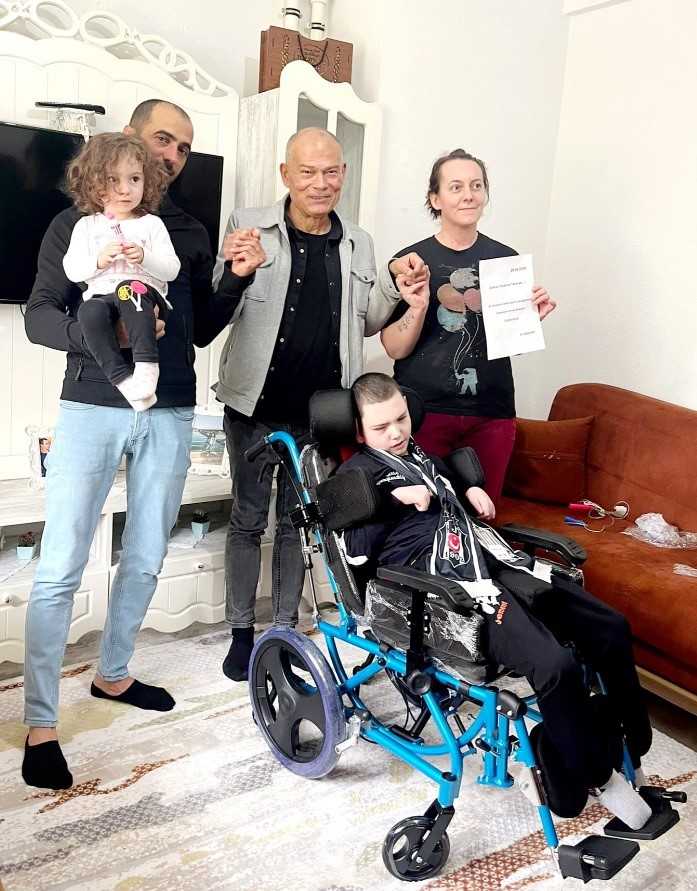 Epilepsi hastası çocuğa Almanya’dan tekerlekli sandalye
