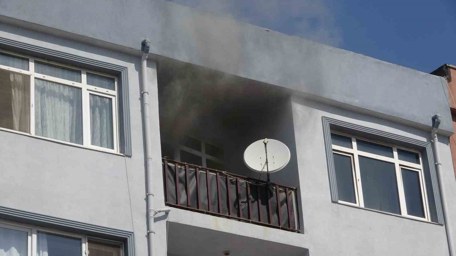 Çanakkale’de 4 katlı apartmanda yangın paniği
