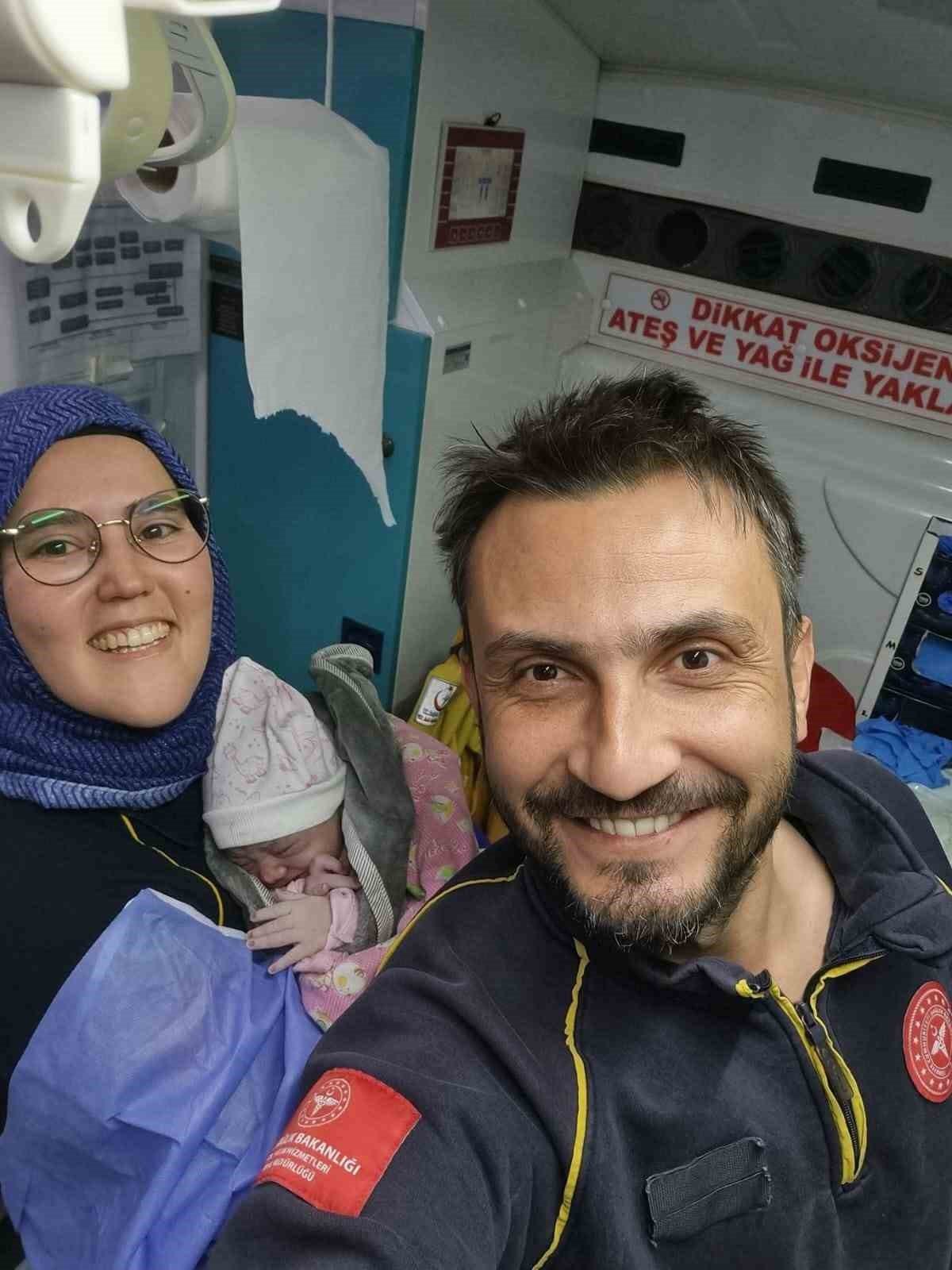 Hastaneyi beklemeyip ambulansta doğan Nehir bebek paramedik ekibiyle buluştu
