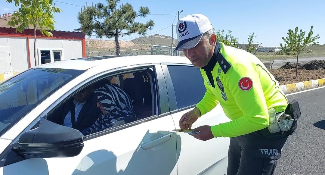 Polislerden sürücülere ceza değil ’şeker’
