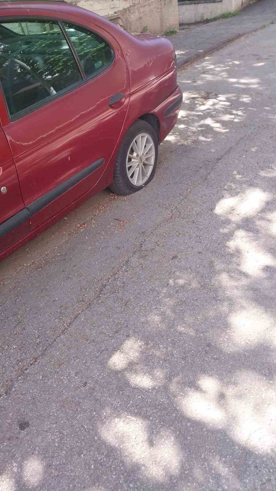 Ankara’da park halindeki otomobillerin lastikleri yarılmış halde bulundu