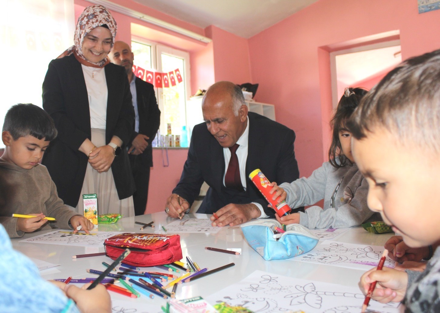 Başkan Demirtaş, miniklerle resim boyama &ccedil;alışmasına katıldı
