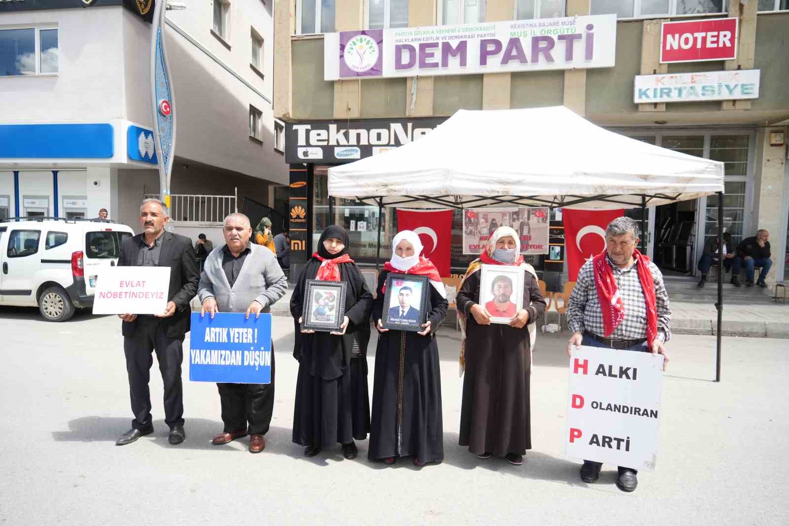 Muş’ta PKK tarafından kaçırılan çocukların aileleri oturma eylemine devam ediyor
