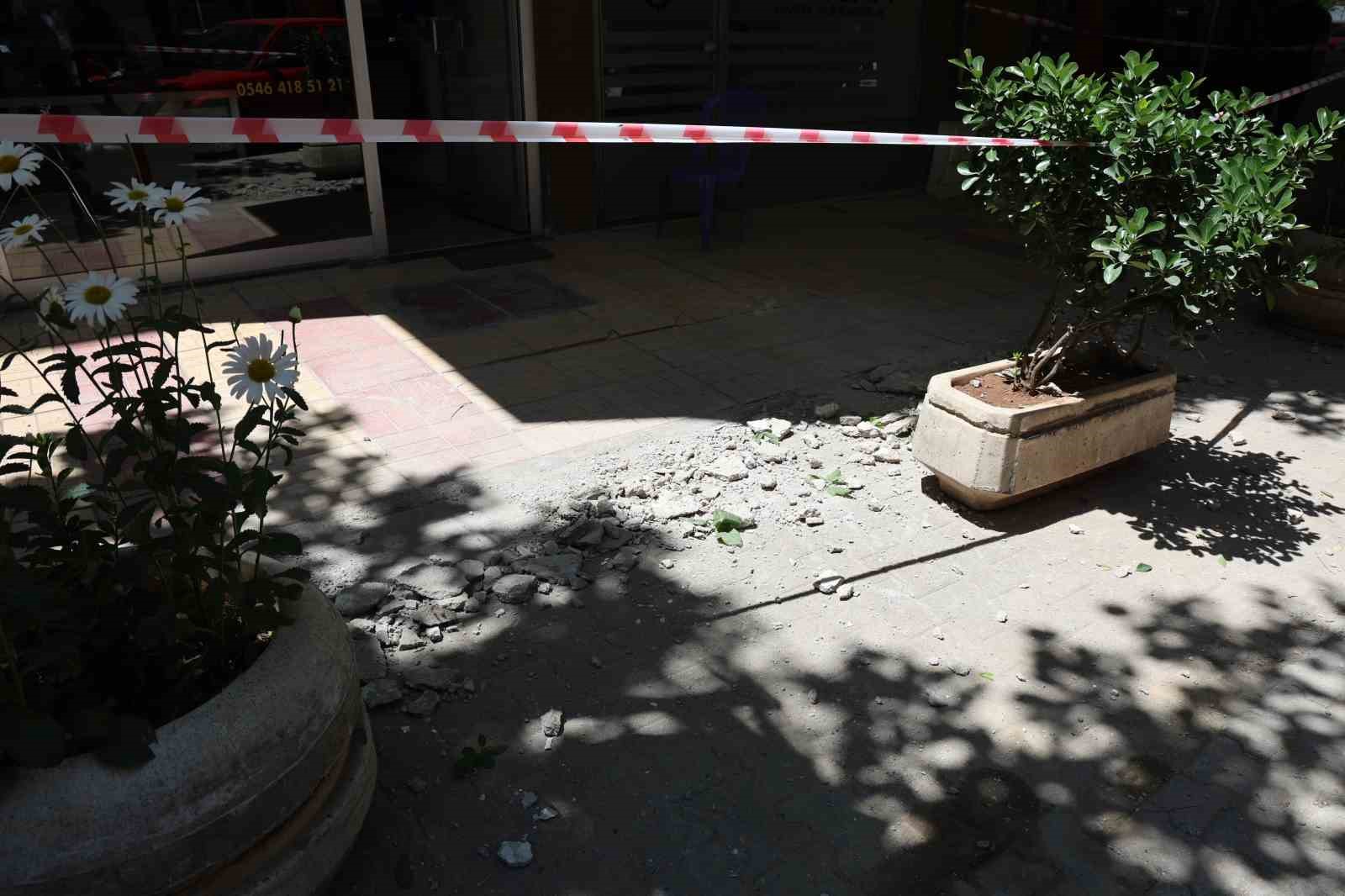 Kahramanmaraş’ta beton parçaları düşen bina tehlike oluşturdu
