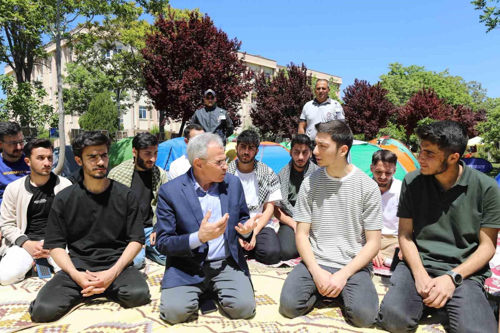 GAÜN’de GAZZE’ye destek amacıyla oturma eylemi düzenlendi