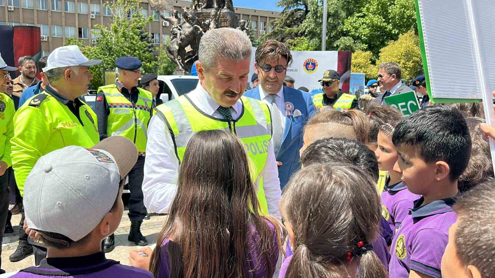 Uşak’ta öğrencilere kırmızı düdük dağıtıldı
