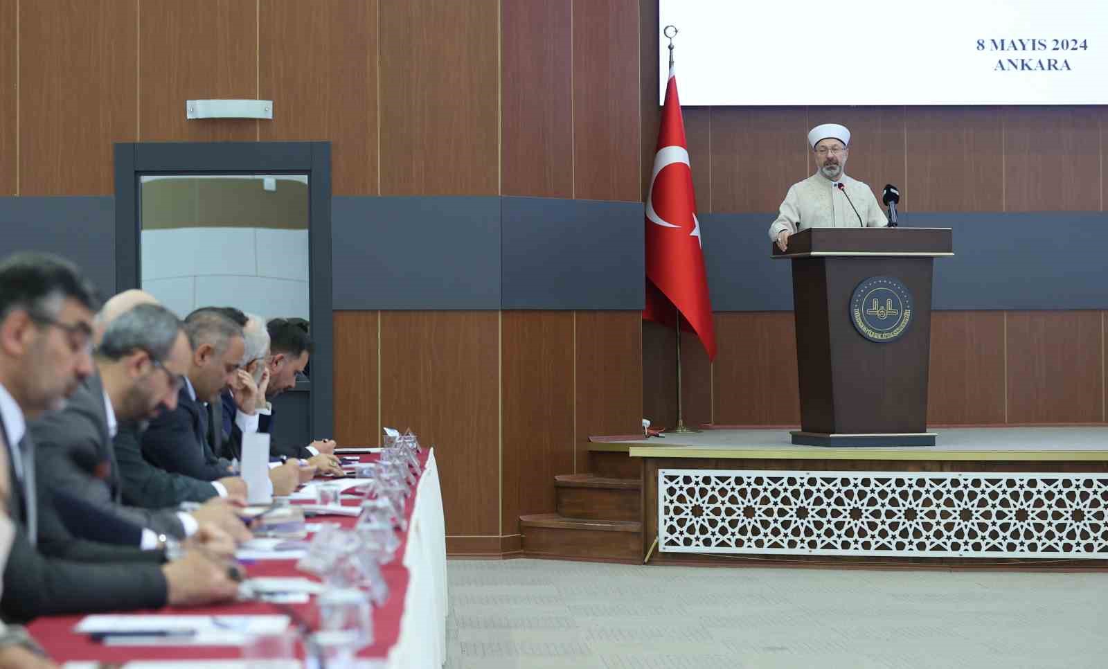 Diyanet İşleri Başkanı Erbaş: "İslam’ın rahmet mesajlarıyla insanları buluşturmanın heyecanı içerisinde olmalıyız"
