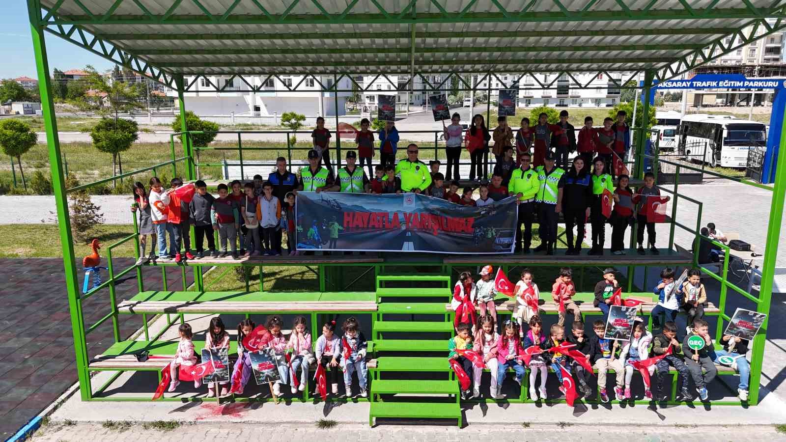 Trafik jandarmasından &ouml;ğrencilere uygulamalı trafik eğitimi
