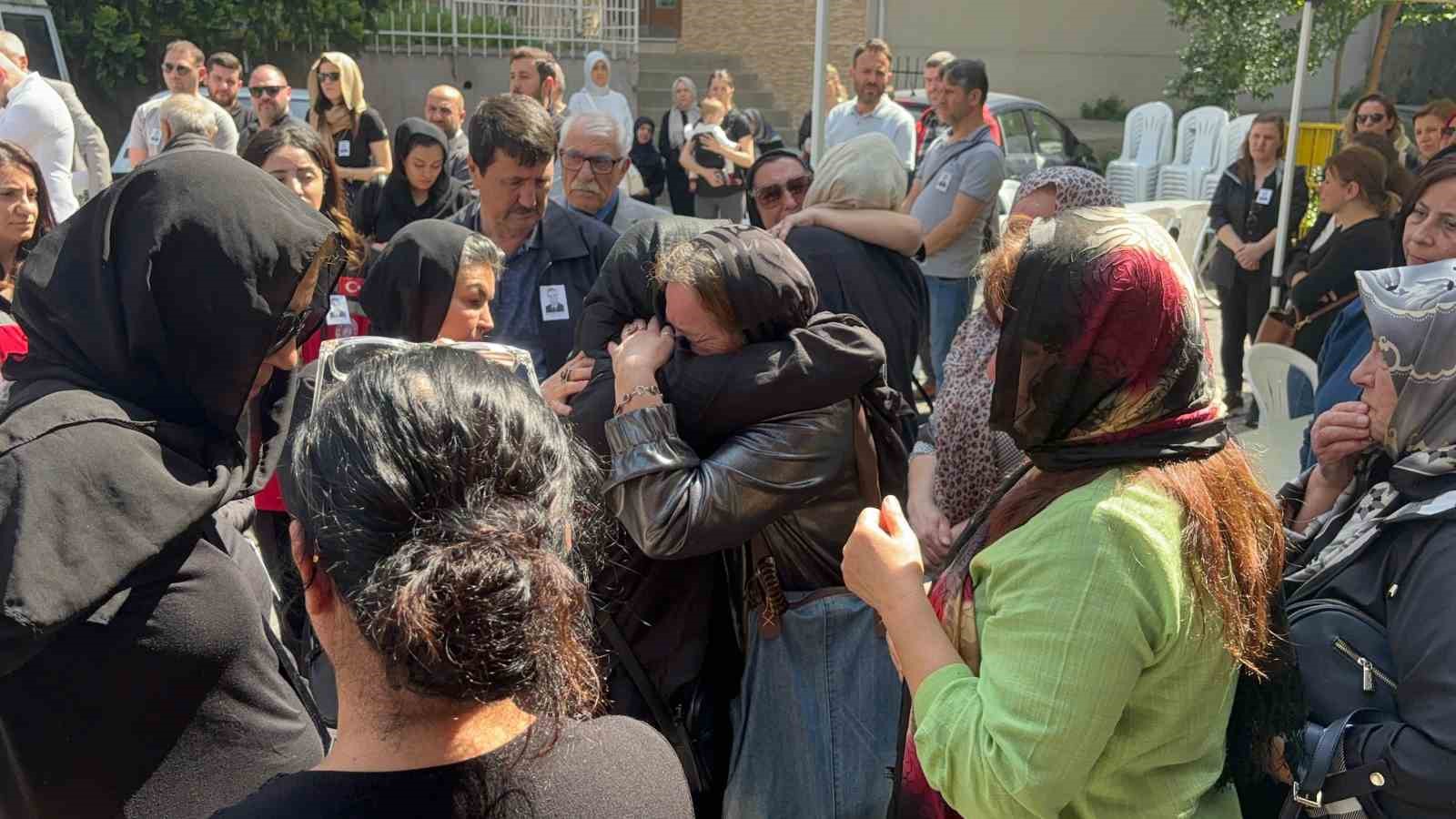 Eyüpsultan’da öğrenci tarafından öldürülen okul müdürü helallik alınması için evine getirildi
