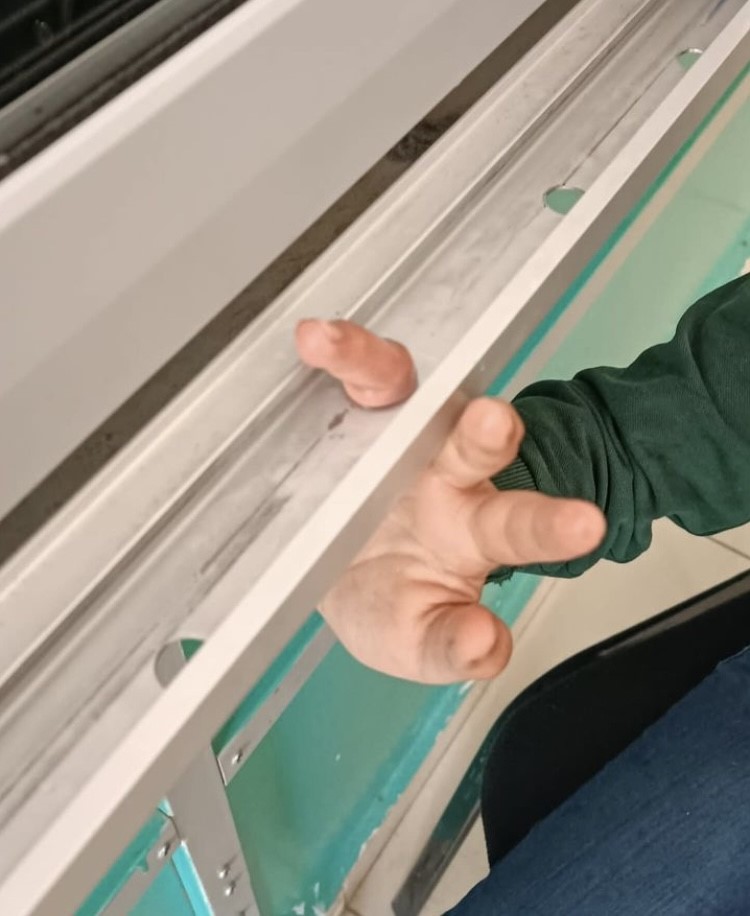 Burdur&rsquo;da eli akıllı tahtaya sıkışan &ouml;ğrenci AFAD ekiplerince kurtarıldı
