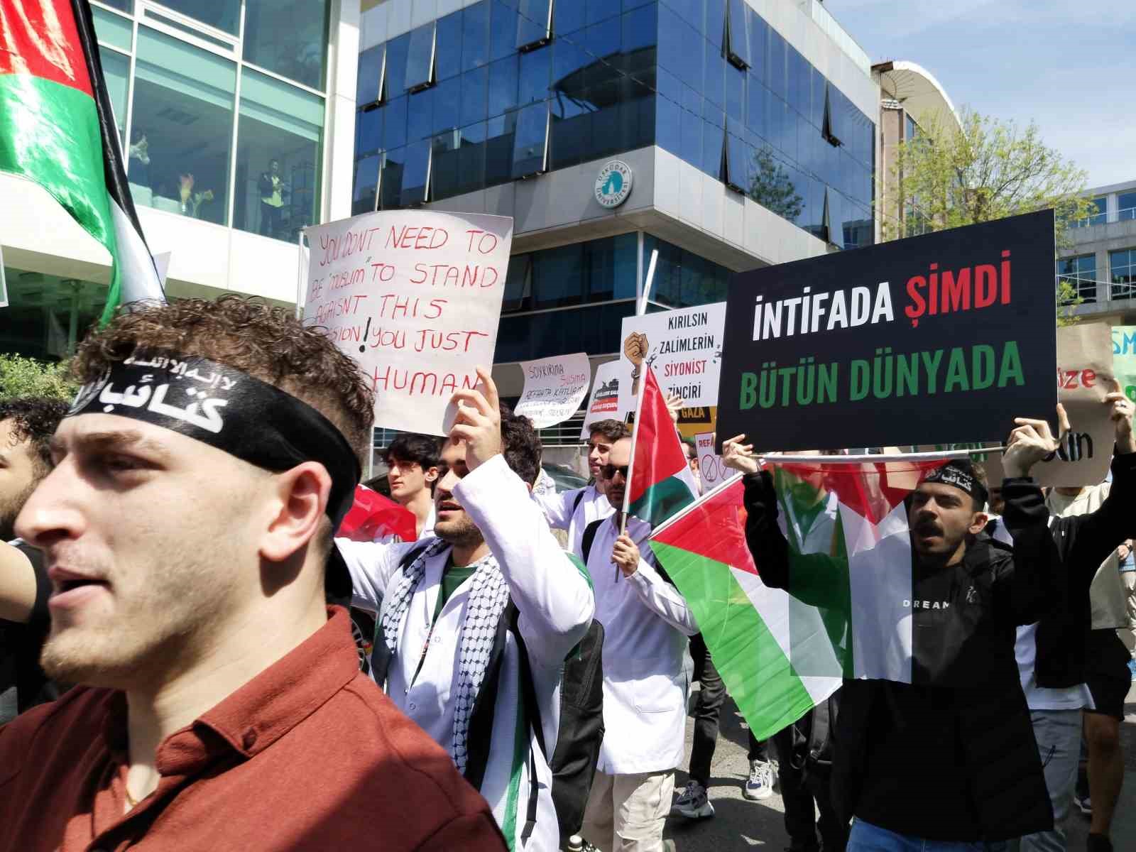Üsküdar Üniversitesi öğrencilerinden Gazze’ye destek yürüyüşü
