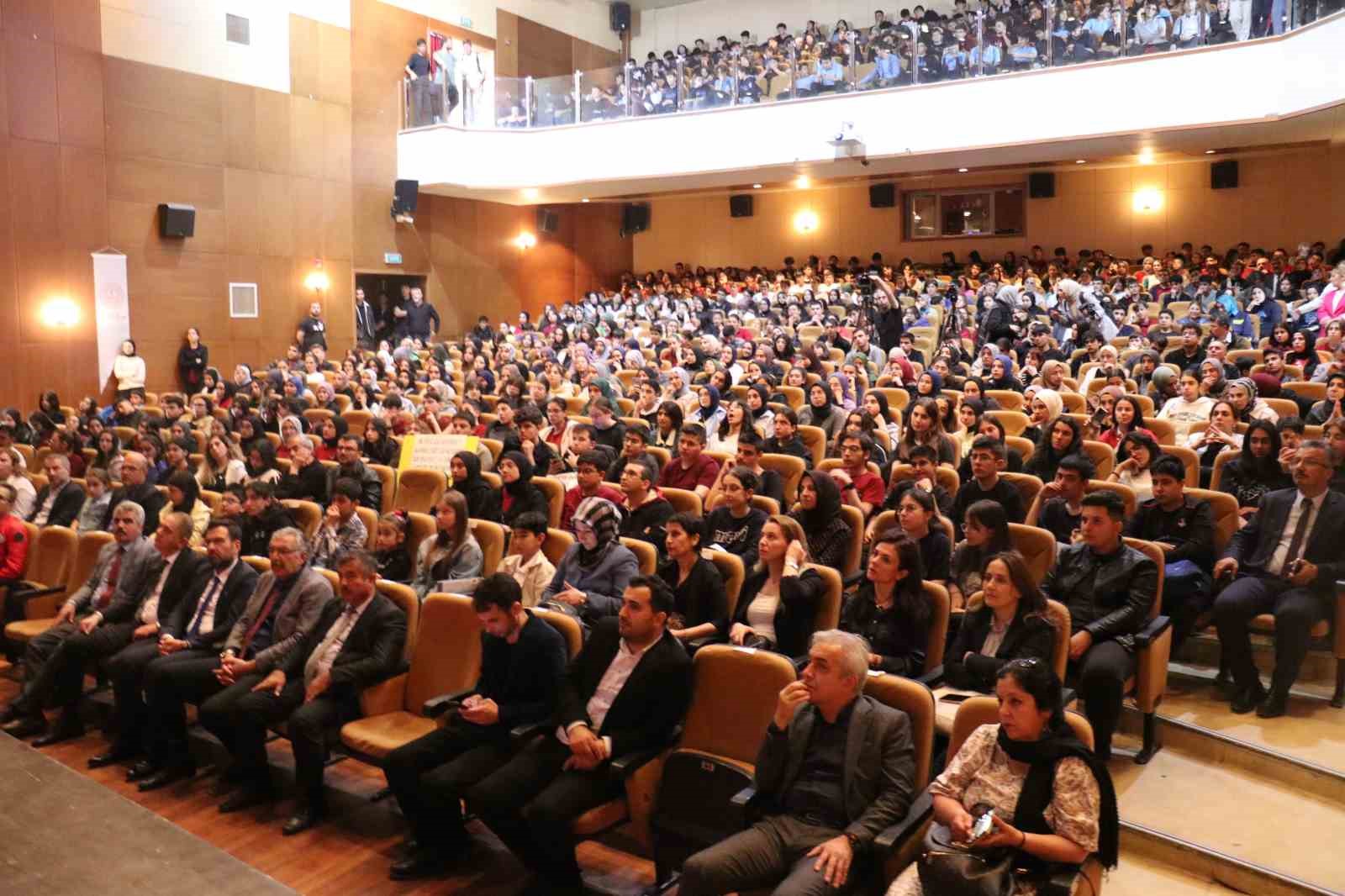 İlk T&uuml;rk astronot Alper Gezeravcı &ouml;ğrencilerle buluştu
