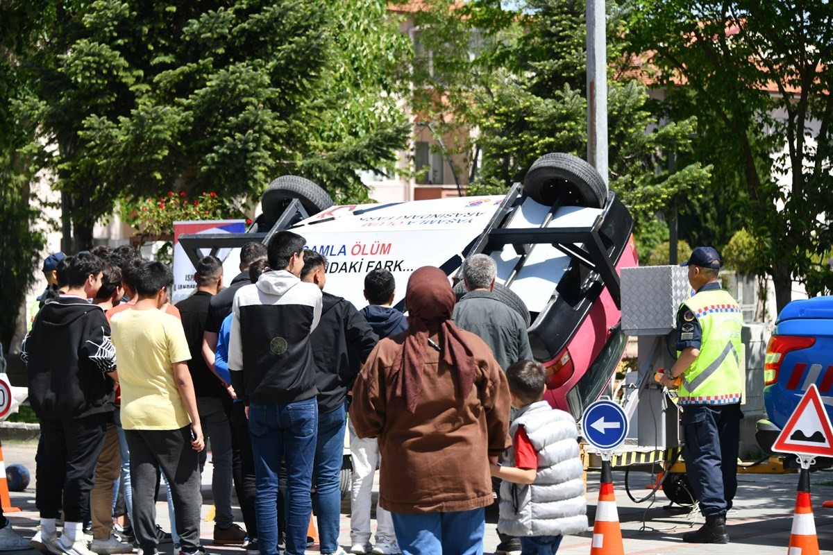 Isparta&rsquo;da ekiplerden &ouml;ğrencilere uygulamalı trafik eğitimi
