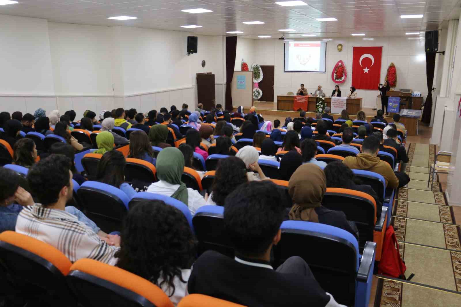 Öğretmen adaylarına ‘kadına yönelik şiddetle mücadele’ semineri verildi