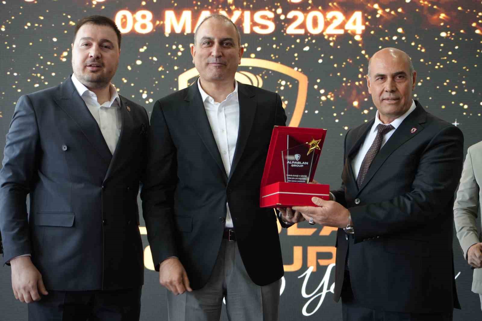 Alparslan Group’tan çiftçilere muhteşem showroom