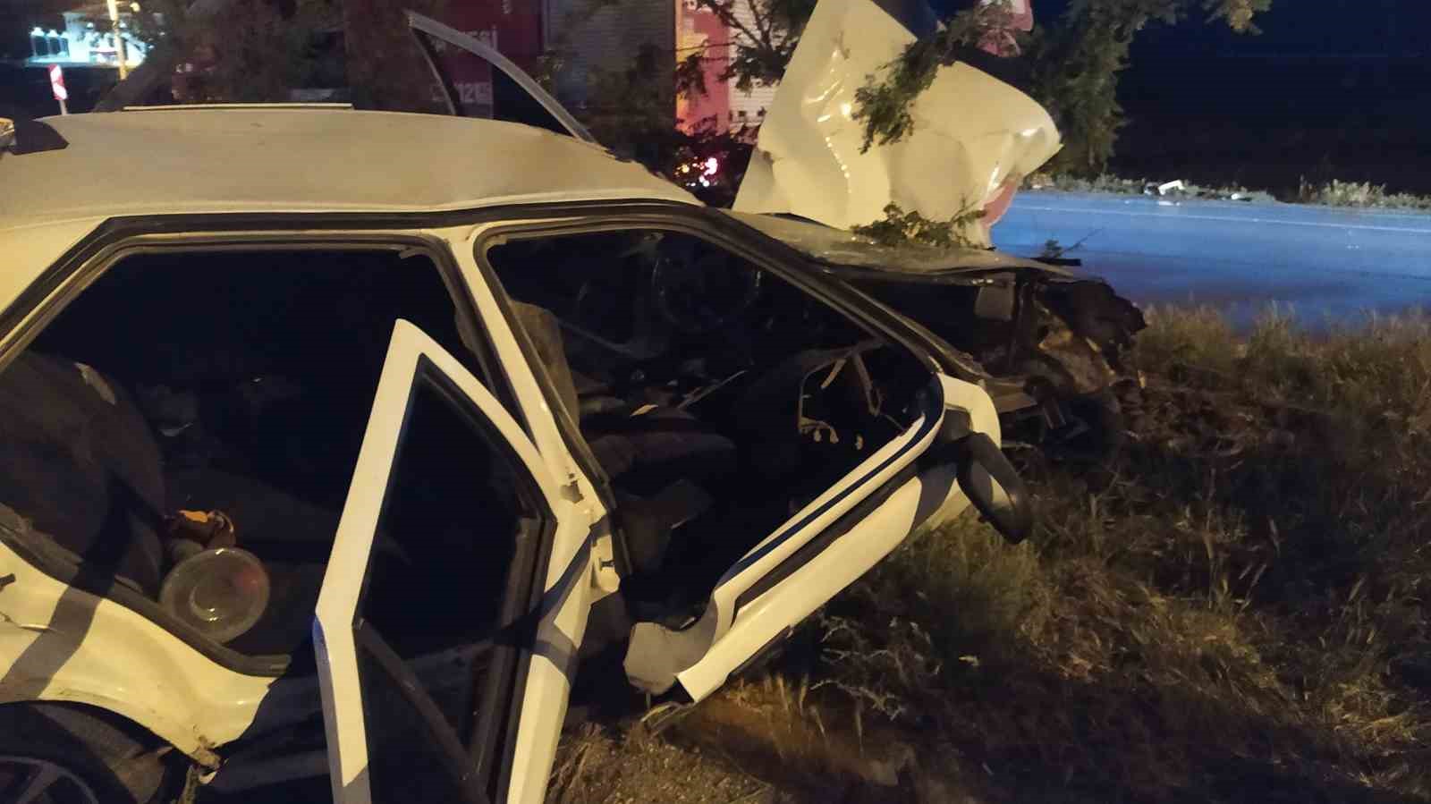 Sivas’ta refüjdeki ağaç ve direklere çarpan otomobil hurdaya döndü: 4 yaralı
