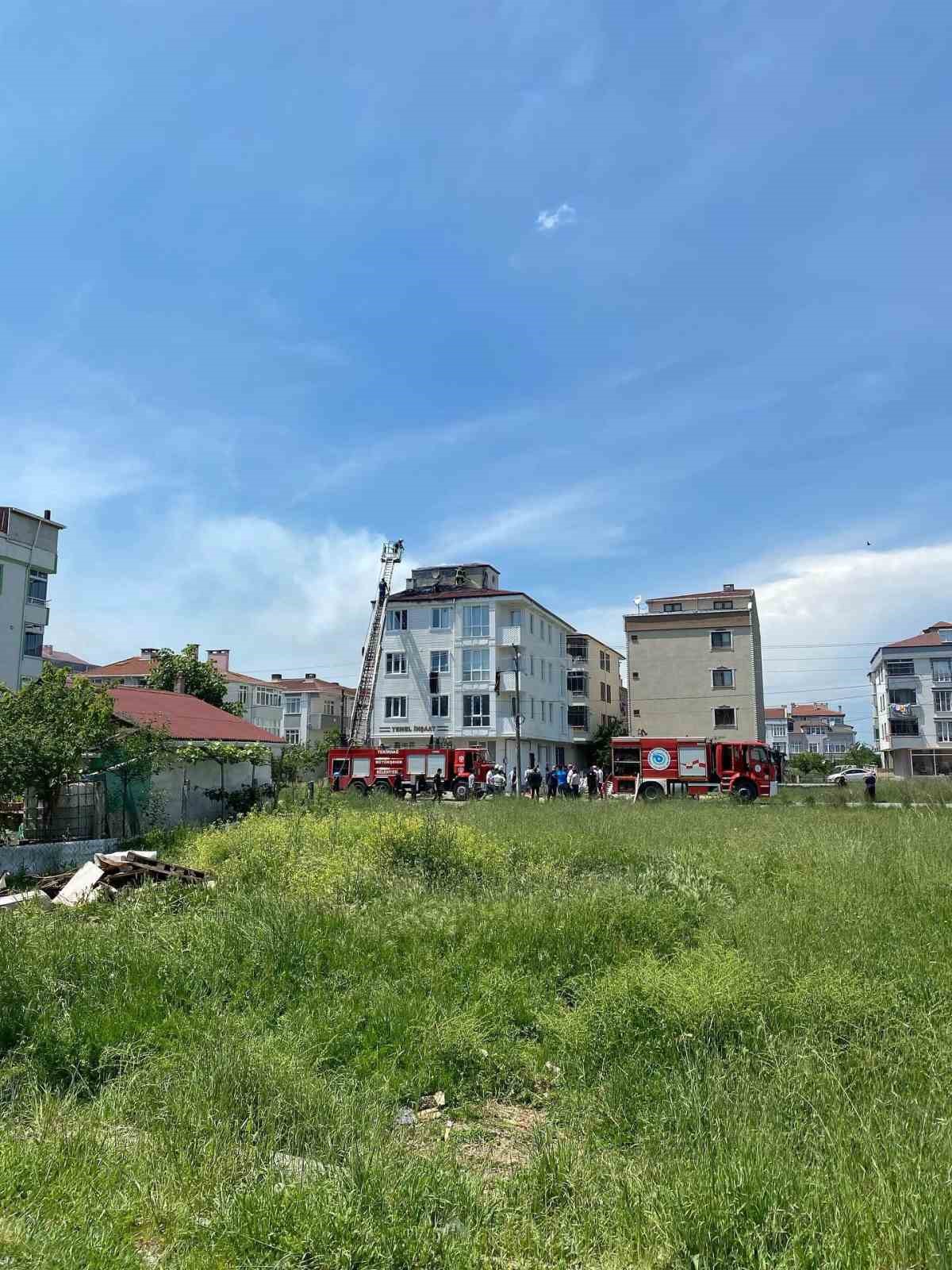 Tekirdağ&rsquo;da apartmanın depo olarak kullanılan &ccedil;atı katında yangın
