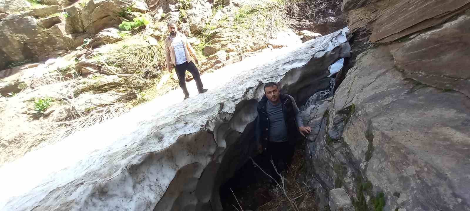 Bitlis’in kar tünelleri buzdan mağaraları andırıyor