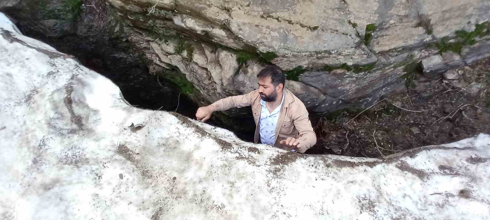 Bitlis’in kar tünelleri buzdan mağaraları andırıyor
