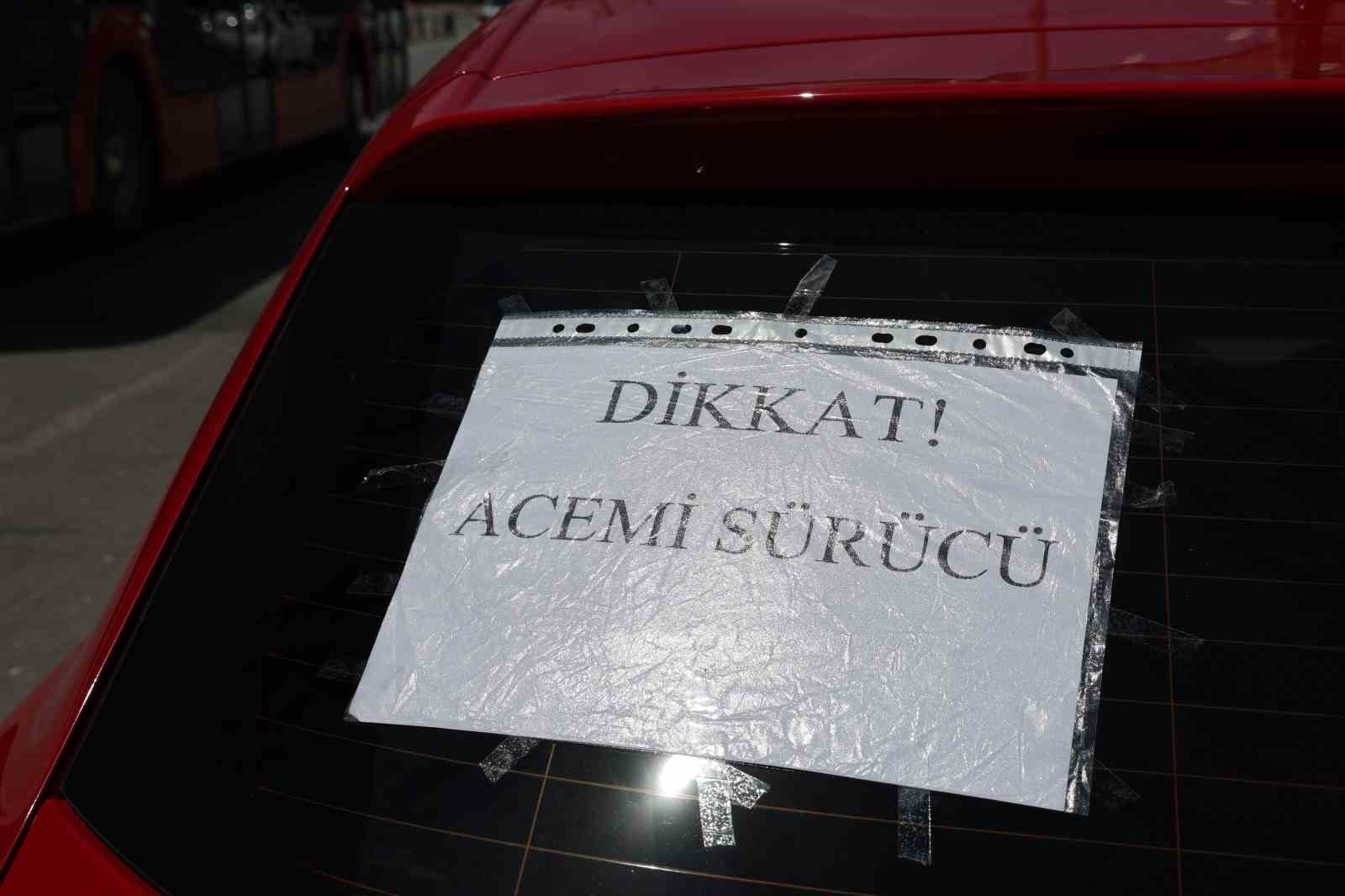 “Dikkat acemi sürücü” yazısıyla dikkat çekiyor