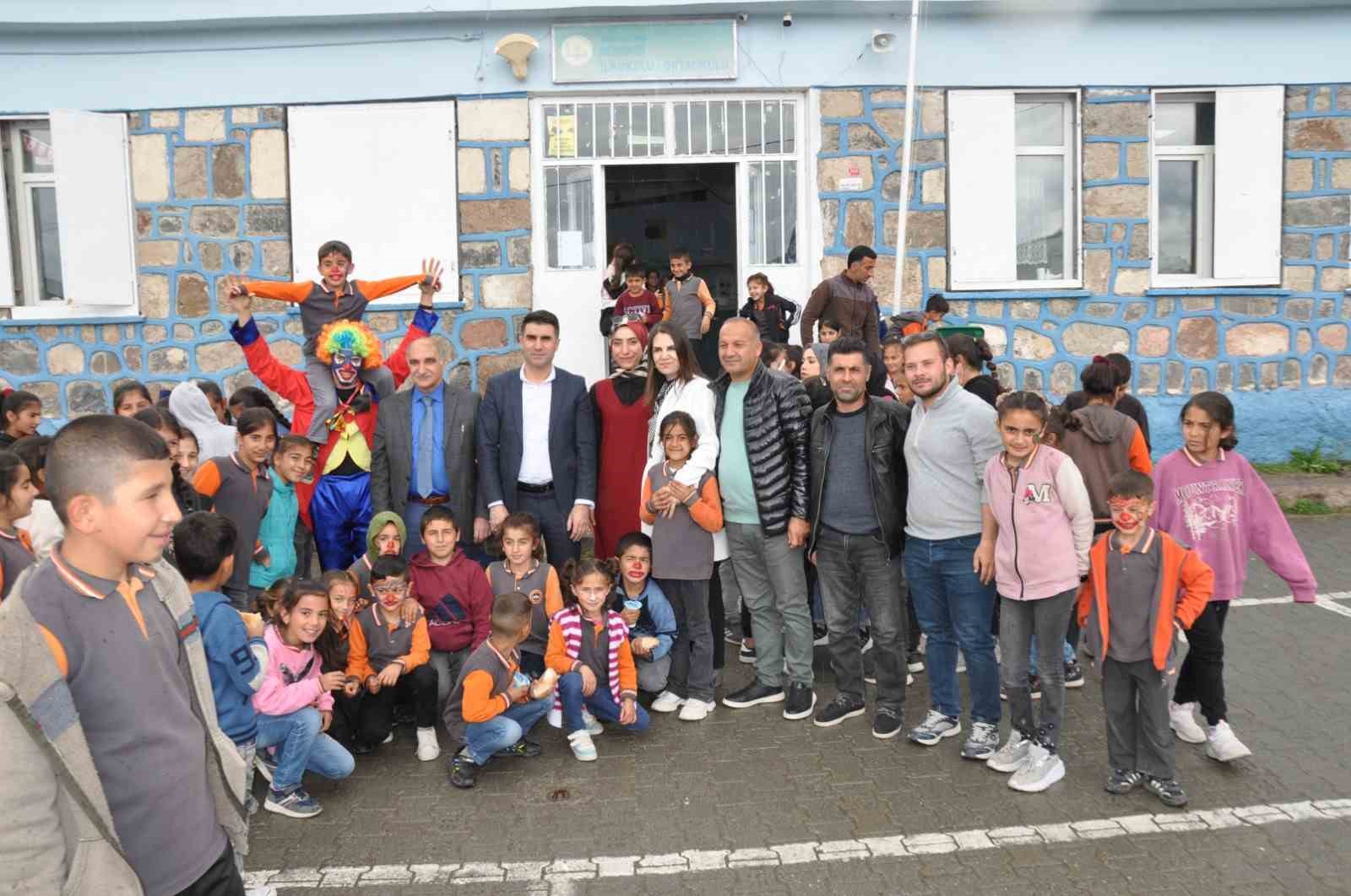 Kars&rsquo;ta hayırsever iş kadınından &ouml;ğrencilere destek
