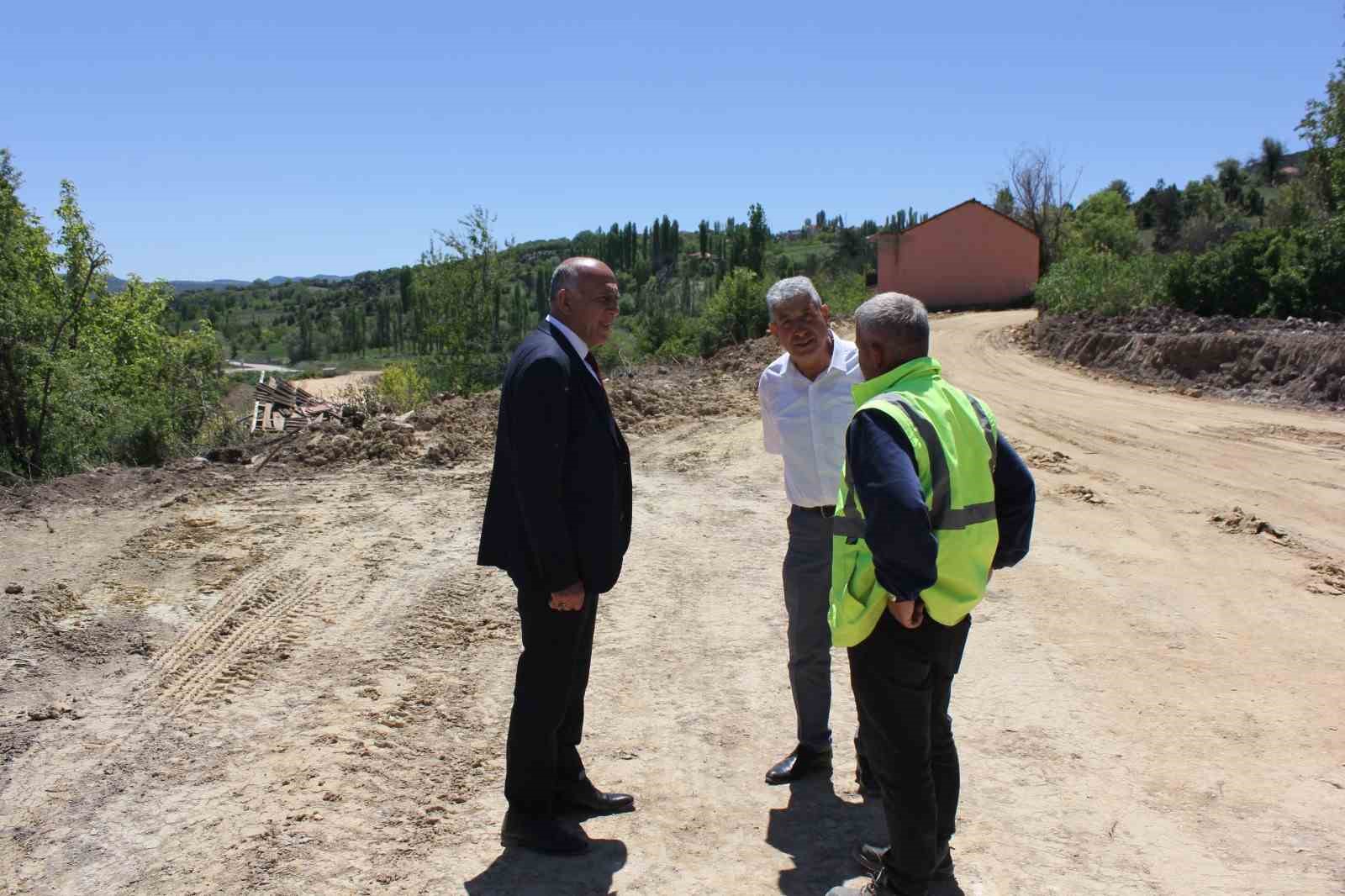 Başkan Demirtaş, Hisarcık-Gediz karayolunda incelemelerde bulundu
