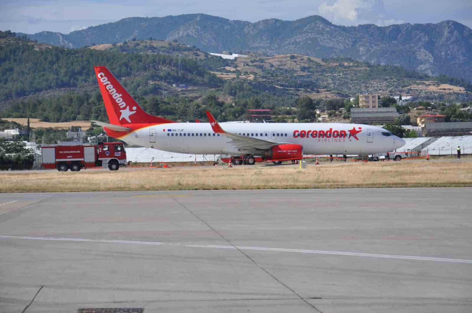 Gazipaşa Havalimanına inen yolcu uçağının lastiği patladı
