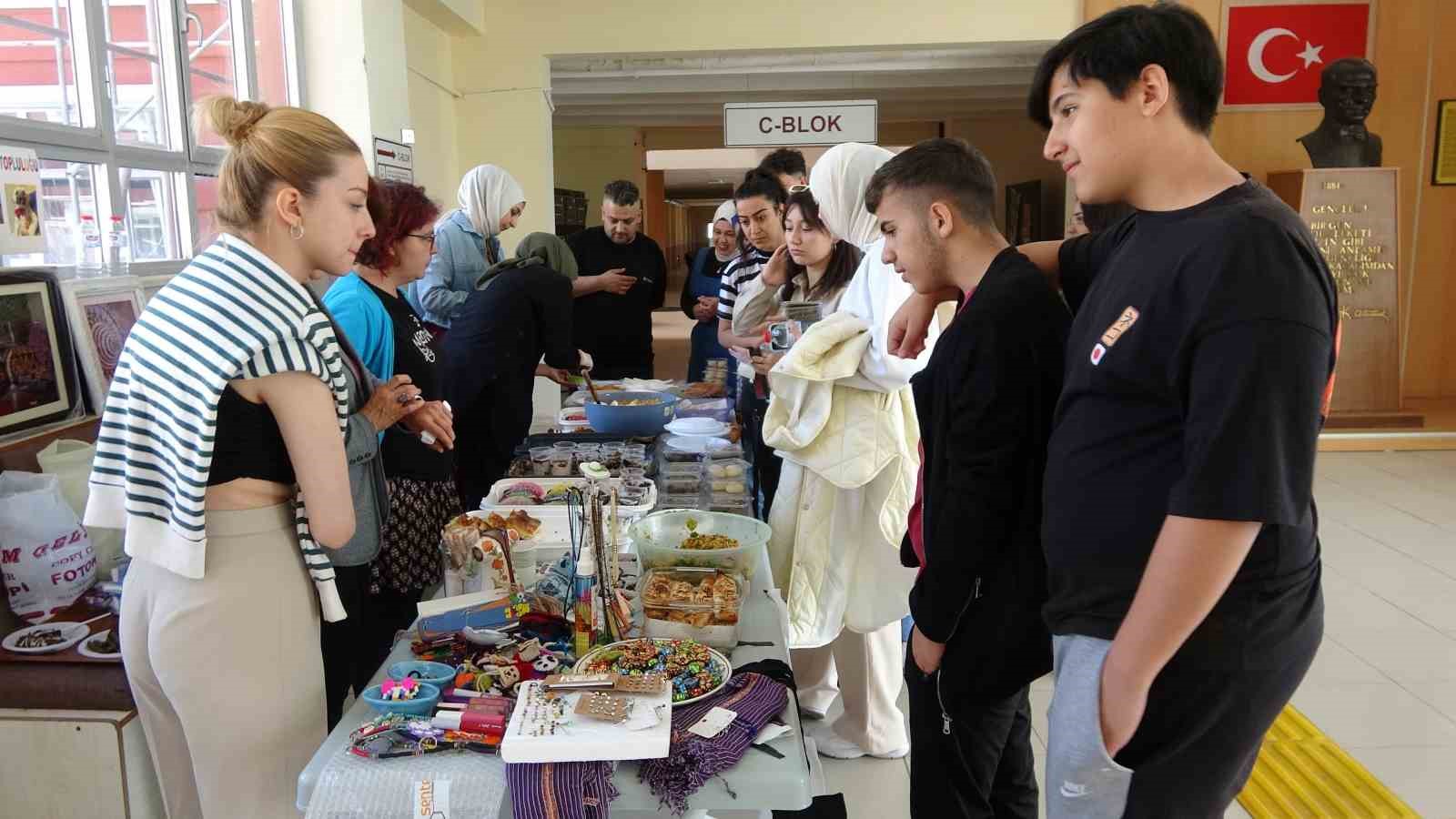 Yozgat’ta öğretim üyeleri ve öğrenciler can dostları için bir araya geldi