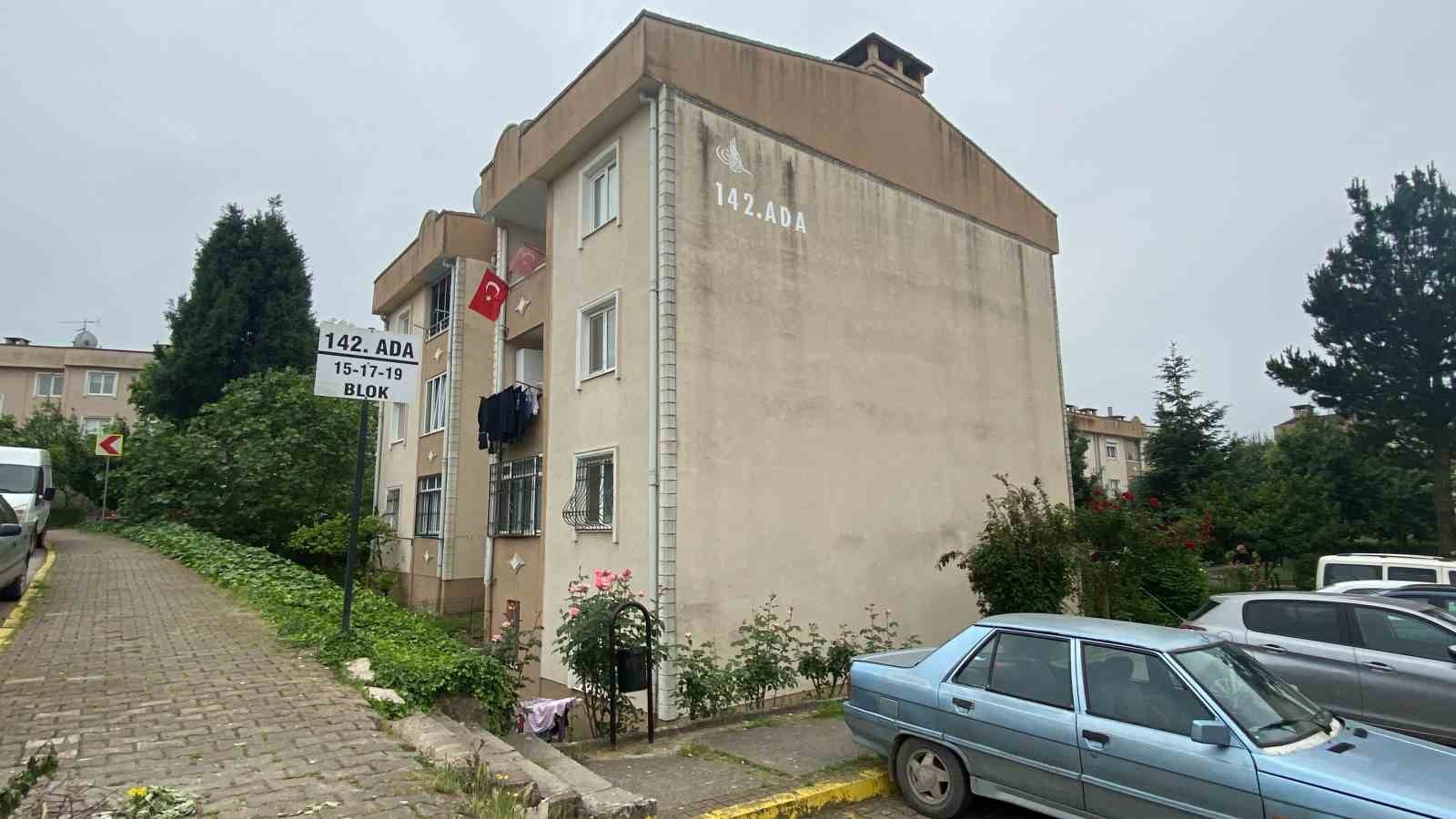 Yakınları tarafından evinde ölü bulundu